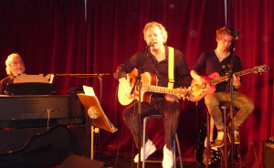 Musiker auf der Bühne von Le Café-Théâtre